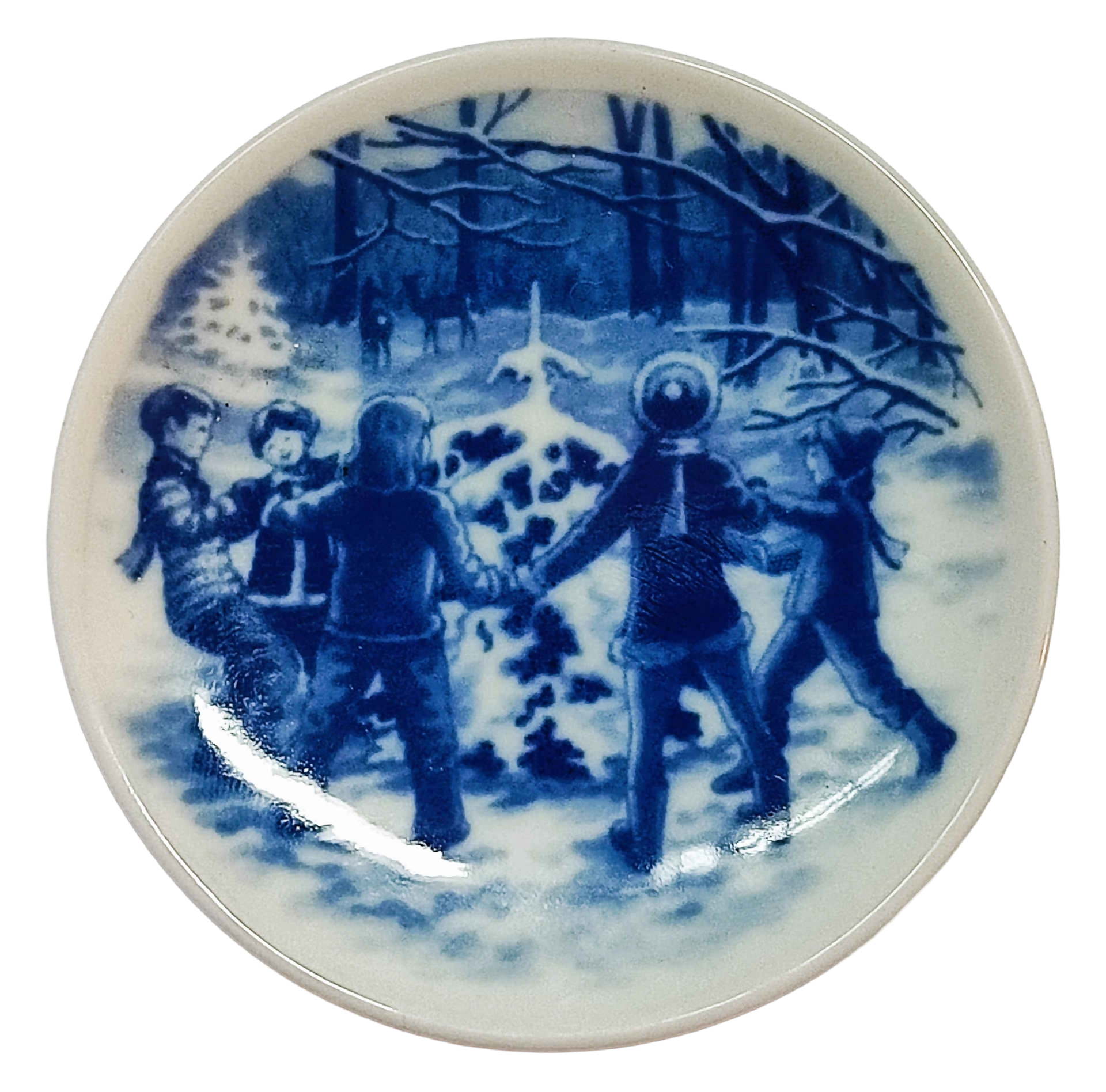 BG-CP-2007-christmas-plaquette-bing-grondahl-annual-dancing-round-the-christmas-tree-in-the-wood-front
